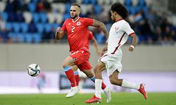 Maxime Chanot (Luxemburg #2) im Zweikampf mit Akram Afif (Katar #11)/ Fussball, UEFA WM-Qualifikation 2022, Saison 2020-2021, Gruppe A, European Qualifiers, Freundschaftsspiel / 07.09.2021 /Luxemburg - Katar (Qatar) / Stade de Luxembourg, Luxemburg /Foto: Ben Majerus