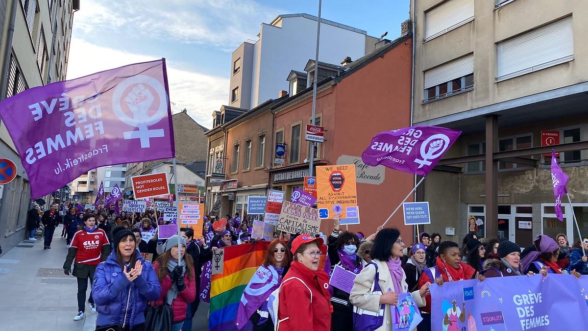 Mit Fahnen und Transparenten zogen die Demonstrantinnen durch die Straßen. 