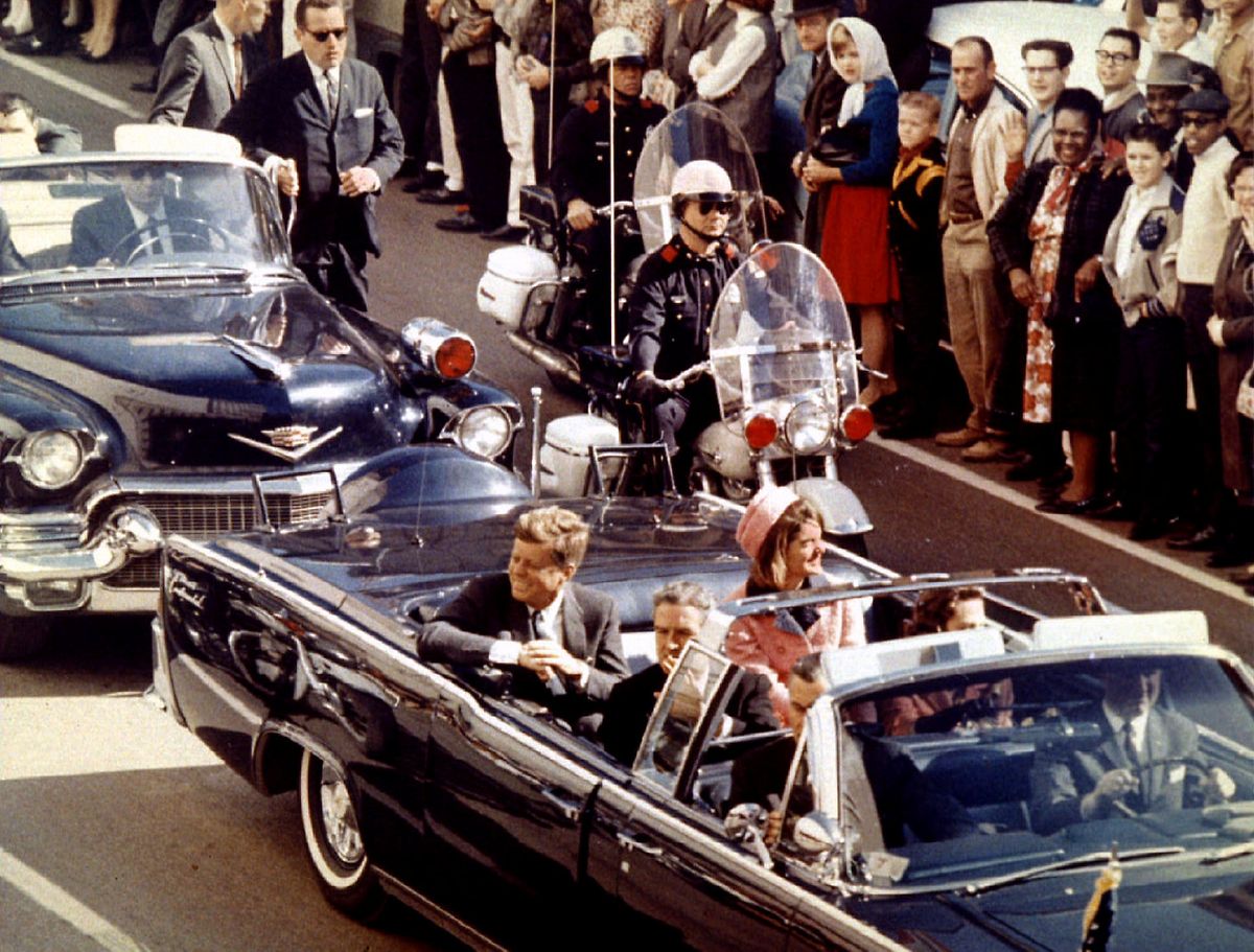 Am 22. November 1963 wird Kennedy Opfer eines Anschlags. Er wird in Anwesenheit von seiner Frau Jackie und Texas-Gouverneur Connally bei einer Fahrt durch Dallas erschossen. 