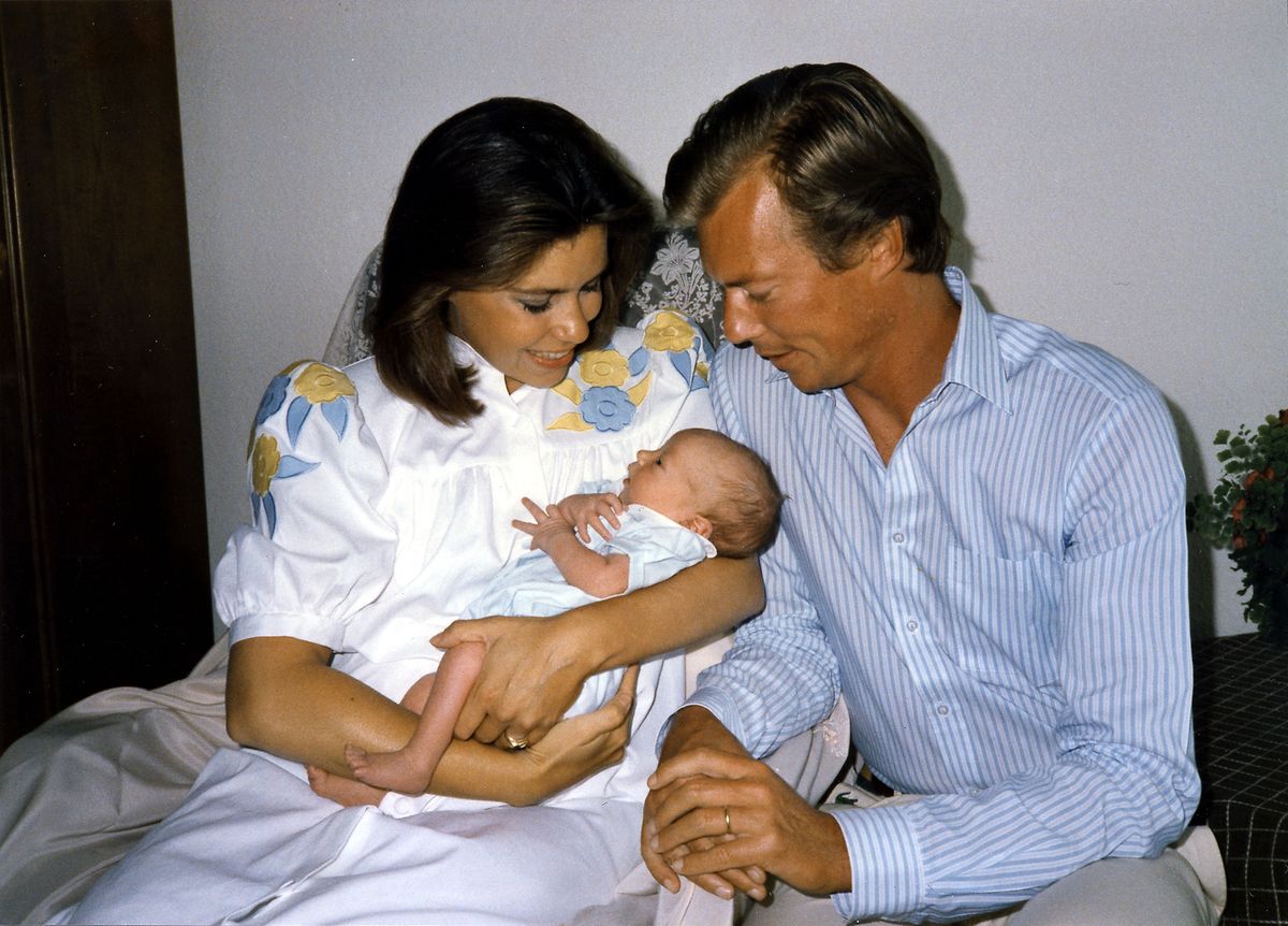 Os Grão-Duques Maria Teresa e Henri com o terceiro filho, pouco depois do nascimento, em agosto de 1986