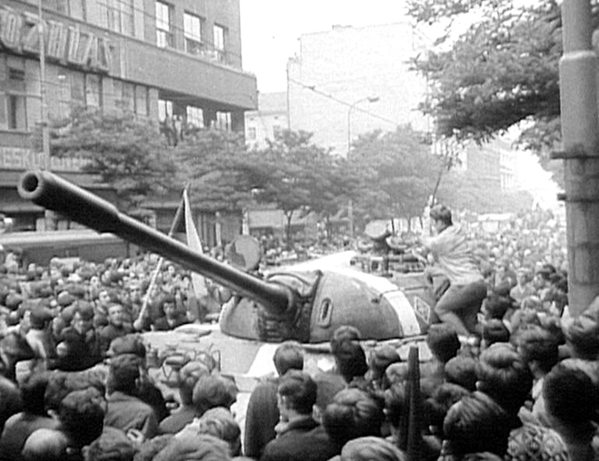 Blutiges Ende des „Prager Frühling“: Panzer und Soldaten der eigentlich verbündeten Warschauer-Pakt-Staaten besetzten den zentralen Wenzelsplatz und zerschlugen so brutal die Hoffnungen auf eine bessere Zukunft in  einer Tschechoslowakei, die einen anderen Sozialismus einführen wollte. 