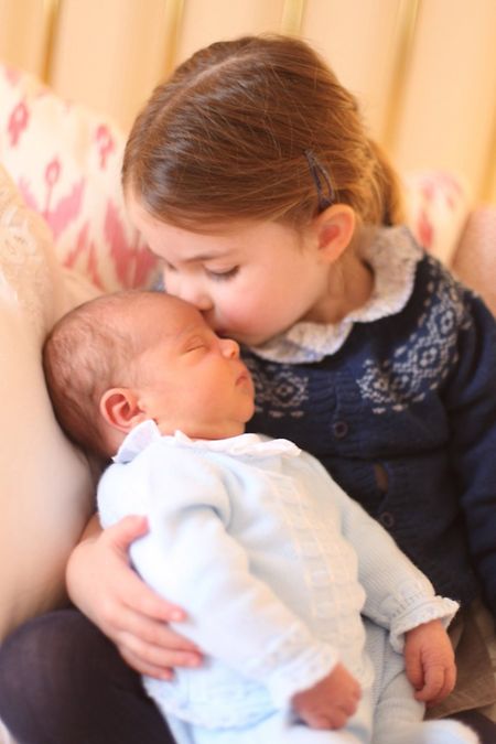 Prinzessin Charlotte mit ihrem kleinen Bruder.