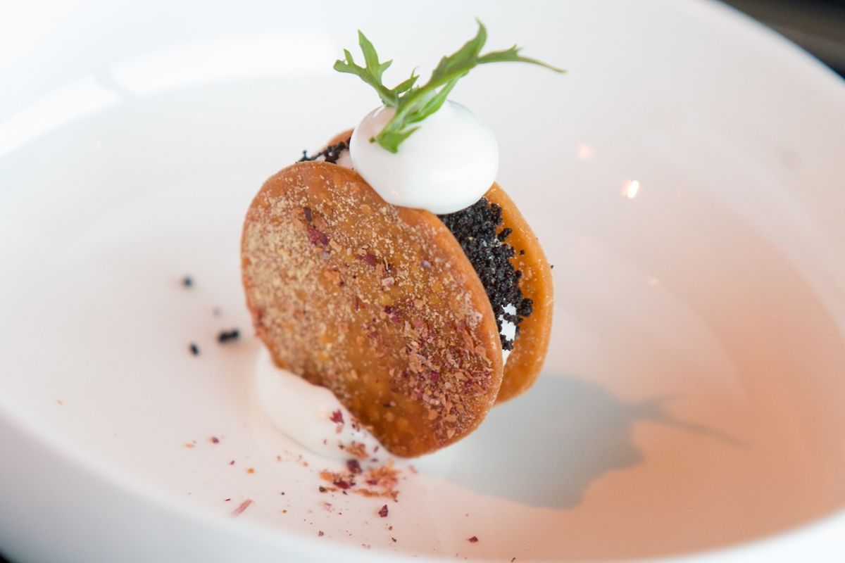 Cracker de pois chiches, baccala montecato olive, mayonnaise de cabillaud par Michele Tenzone. Une délicatesse totale!