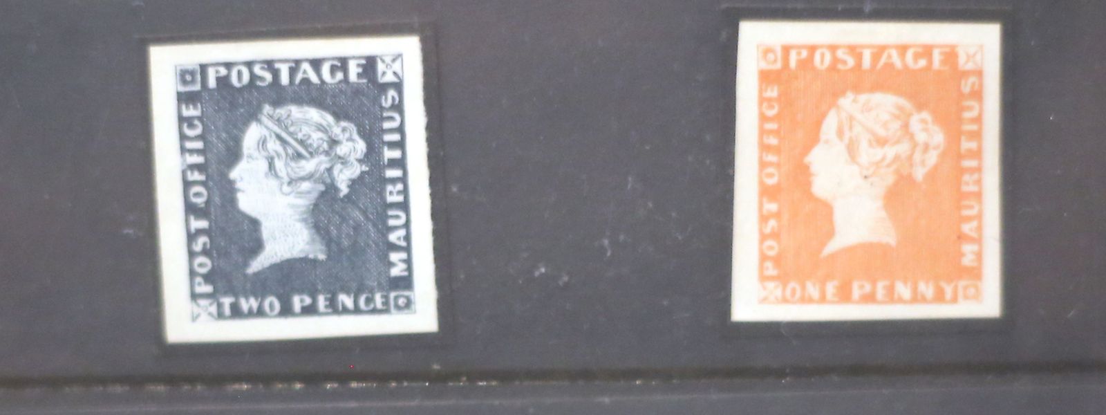 Repliken der ersten Serie der Roten- und Blauen-Mauritius-Briefmarken, die 1847 erstmalig im Postamt des Inselstaats herausgegeben und abgestempelt wurden.