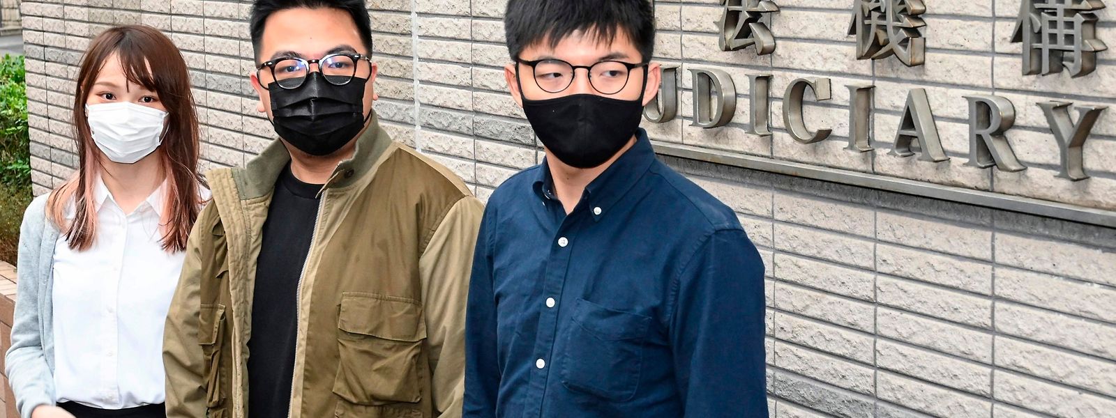 Ein Hongkonger Gericht hat entschieden, dass Agnes Chow, Ivan Lam und Joshua Wong (von l. nach r.) bis zu ihrer Urteilsverkündung in Haft bleiben müssen. 