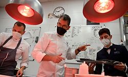 Spanish chef Paco Roncero (C) works in the kitchen with his team in his restaurant at the Casino of Madrid in the Spanish capital on November 13, 2020. - Spain has been one of the countries worst affected by the coronavirus pandemic and while its tourism-dependent economy generally did better in the third quarter, a resurgence in cases has led to new restrictions which many fear will once again hit business hard. (Photo by Gabriel BOUYS / AFP)