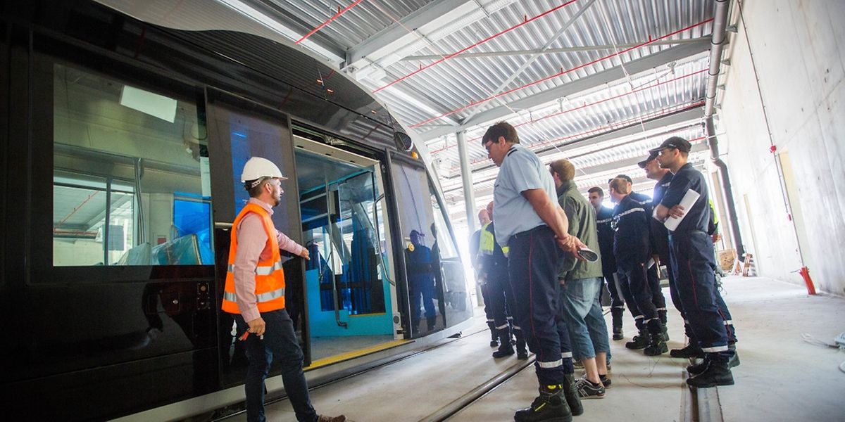 Nicht nur für Passagiere, Tramführer und andere Verkehrsteilnehmer ist die Tram ein Novum. Auch die Rettungsdienste müssen sich an den Neuzugang gewöhnen. Die permanent unter Strom stehende Hochspannungsleitung macht Einsätze in ihrer unmittelbarer Umgebung zu einem heiklen Unterfangen.