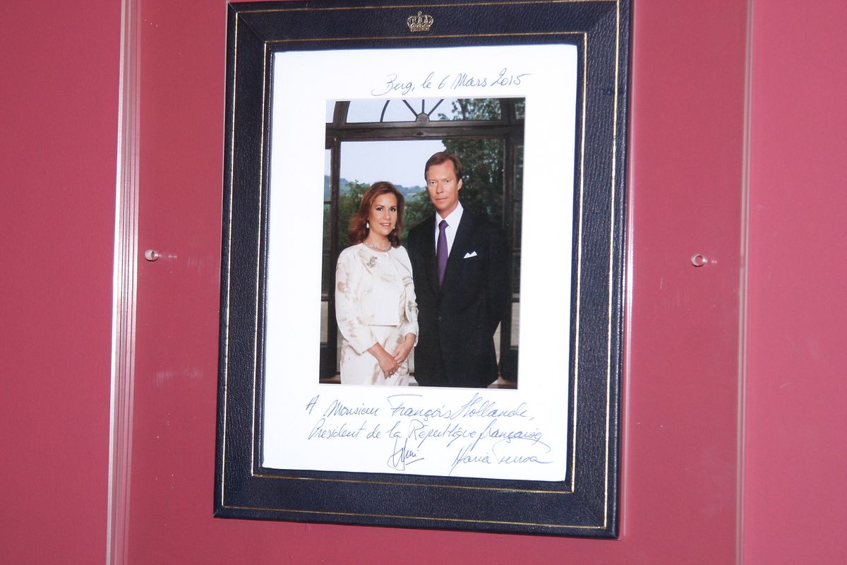 En repartant du Luxembourg l'an passé, le président Hollande avait cette photo dédicacée du couple grand-ducal dans ses valises.