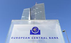 ARCHIV - 07.09.2016, Hessen, Frankfurt/Main: ARCHIV - Die Zentrale der Europäischen Zentralbank (EZB) in Frankfurt am Main (Hessen) ragt am 07.09.2016 hinter einer Stele mit dem EZB-Logo hoch. (zu dpa "Die Folgen eines deutschen Urteils: Wankt Europas Justiz-Architektur?" am 10.05.2020) Foto: picture alliance / Arne Dedert/dpa +++ dpa-Bildfunk +++