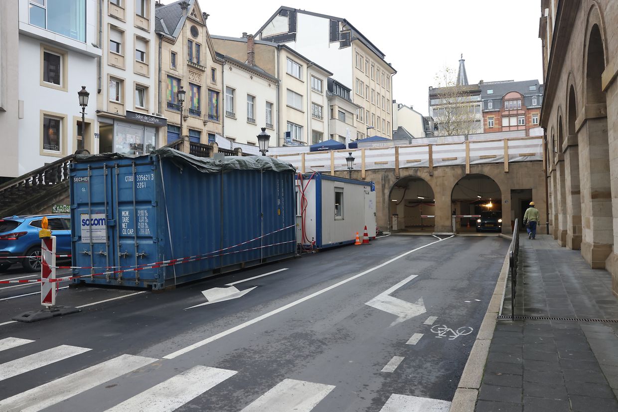 Vor dem Eingang an der Rue Notre-Dame deuten Container auf die Großbaustelle hin. 
