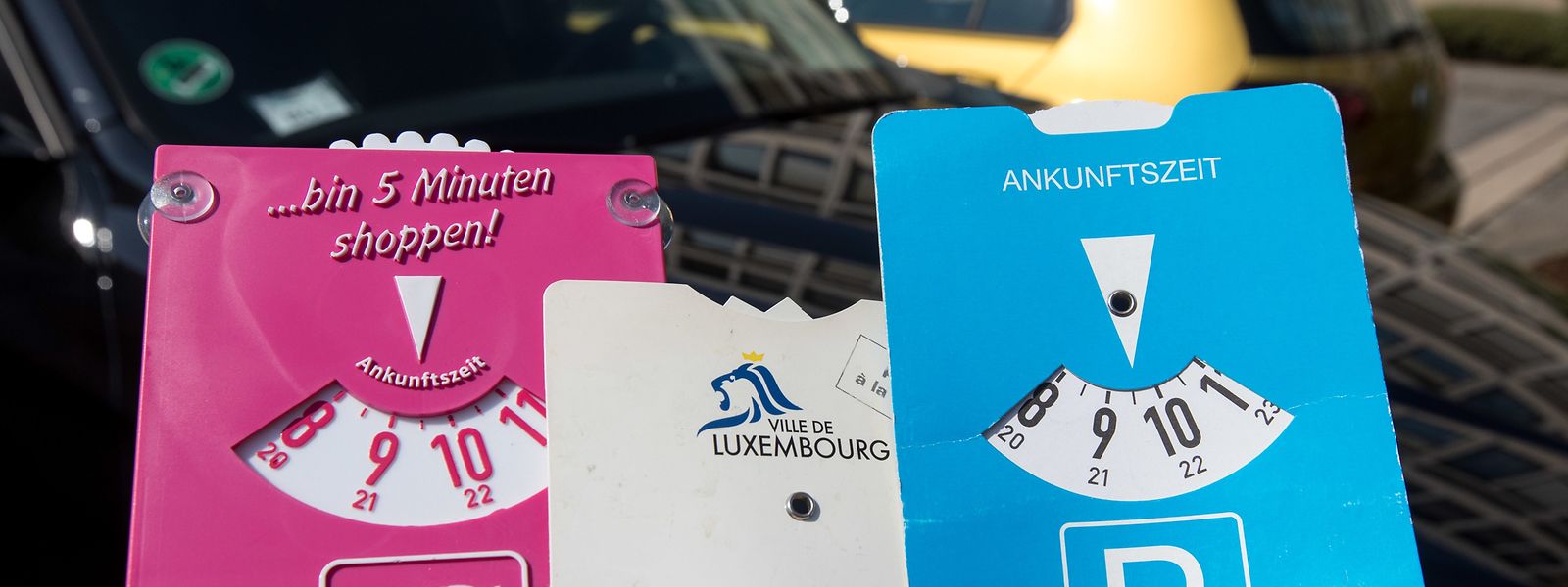 Neben der bekannten blauen, existiert in einigen Gemeinden auch eine gültige weiße Variante der Scheibe. Der rosarote Shoppingverweis ist als Schutz vor Strafzetteln hingegen untauglich.