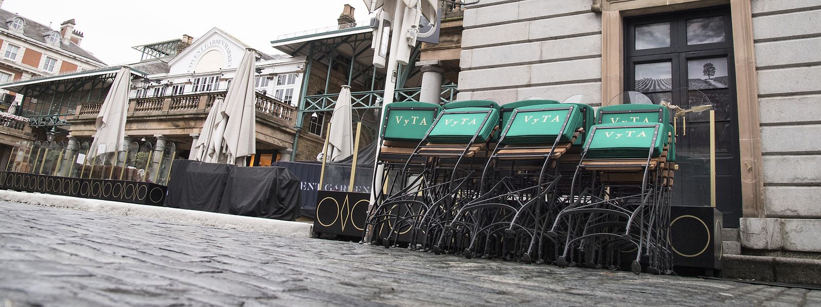 Gestapelte Stühle stehen in Covent Garden während Englands drittem nationalen Lockdown zur Eindämmung der Ausbreitung des neuartigen Coronavirus.