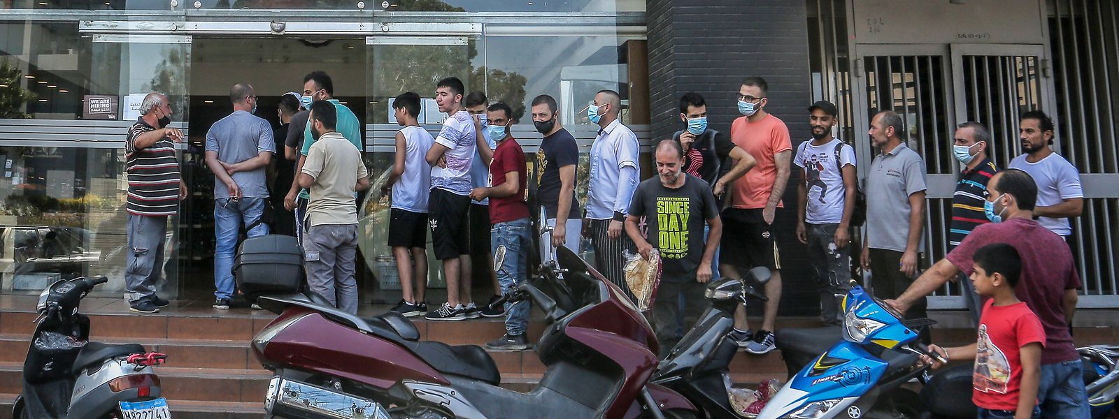 Die Menschen stehen vor einer Bäckerei in Beirut Schlange, um Brot zu kaufen, während das Land aufgrund von Treibstoffmangel und Stromausfällen inmitten einer der schlimmsten Wirtschaftskrisen in der Geschichte des Libanon steckt.  