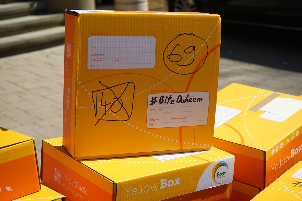 Die Boxen mit den Masken werden von der Post an die Empfänger verteilt.