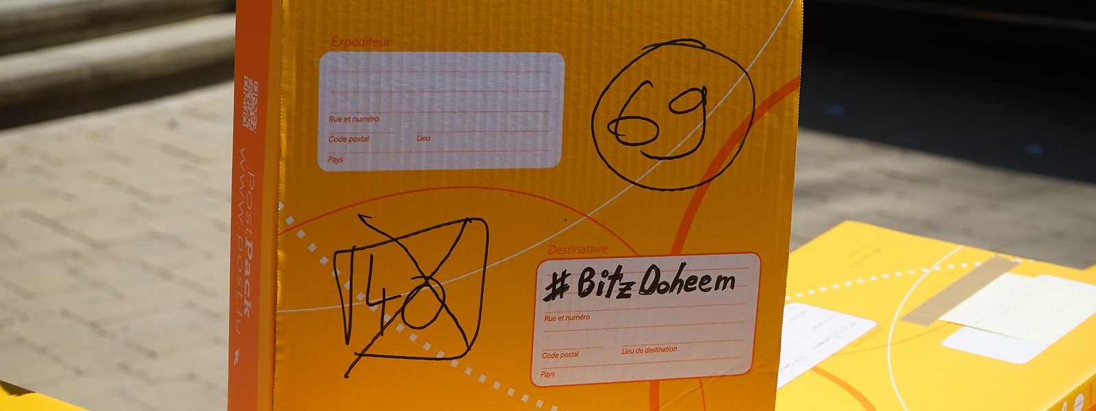 Briefträger haben Yellowboxen, gesammelt um die Masken zu verschicken.