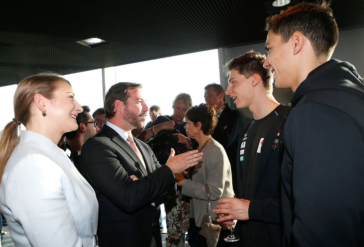 Die Luxemburger Athleten wurden Erbgroßherzog Guillaume (l.) und die Erbgroßherzogin Stéphanie in  Reykjavik empfangen.