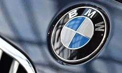 21.03.2018, Bayern, München: Die Lichtstreifen eines Fensters spiegeln sich auf einem BMW-Logo auf einer Motorhaube eines BMW X3. Foto: Lino Mirgeler/dpa +++ dpa-Bildfunk +++