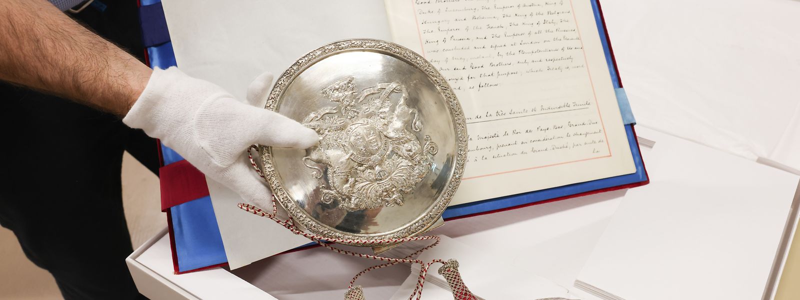 Des documents d'une valeur inestimable, comme ici le traité de Londres sur l'avenir du Luxembourg de 1867, sont stockés sur les étagères des Archives nationales. L'humidité pourrait y causer bien des dégâts. 