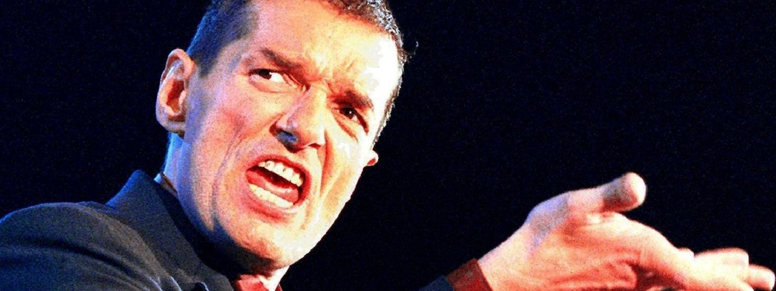 Der österreichische Popstar Falco bei einem Auftritt im Jahr 1997 in Wien. Auch 25 Jahre nach seinem Unfalltod bleibt sein Einfluss auf die Musikszene deutlich spürbar. 