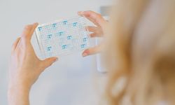 01.04.2020, Niedersachsen, Braunschweig: Die Wissenschaftlerin Katharina Kleilein prüft im Labor des Life-Science-Unternehmens Yumab mit einer Farbreaktion, ob sich Antikörper auf einer Elisa Platte an ein Antigen gebunden haben. Das Startup-Unternehmen forscht zur Entwicklung menschlicher Antikörper und versucht so Medikamente gegen Covid-19 zu entwickeln. Foto: Ole Spata/dpa +++ dpa-Bildfunk +++