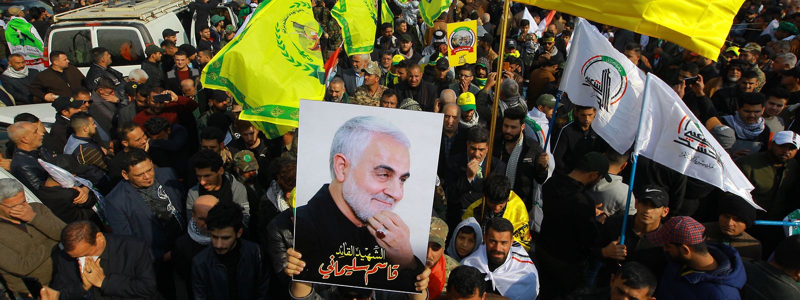 Anhänger des getöteten iranischen General Soleimani nehmen an einem Trauerzug in der irakischen Hauptstadt teil. 