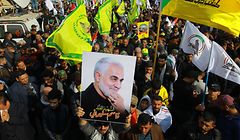 Anhänger des getöteten iranischen General Soleimani nehmen an einem Trauerzug in der irakischen Hauptstadt teil. 