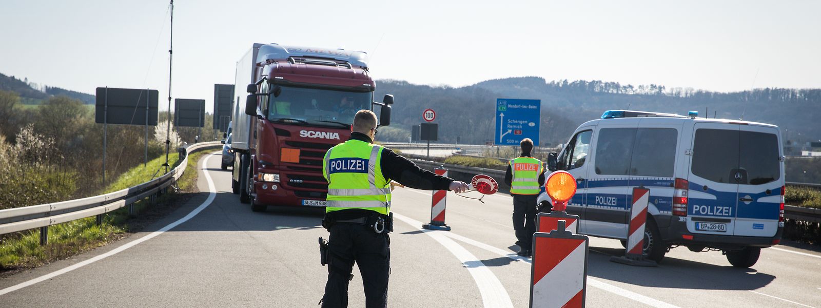 Si les frontières restent ouvertes, les déplacements à l'étranger sont déconseillés en zones rouges.