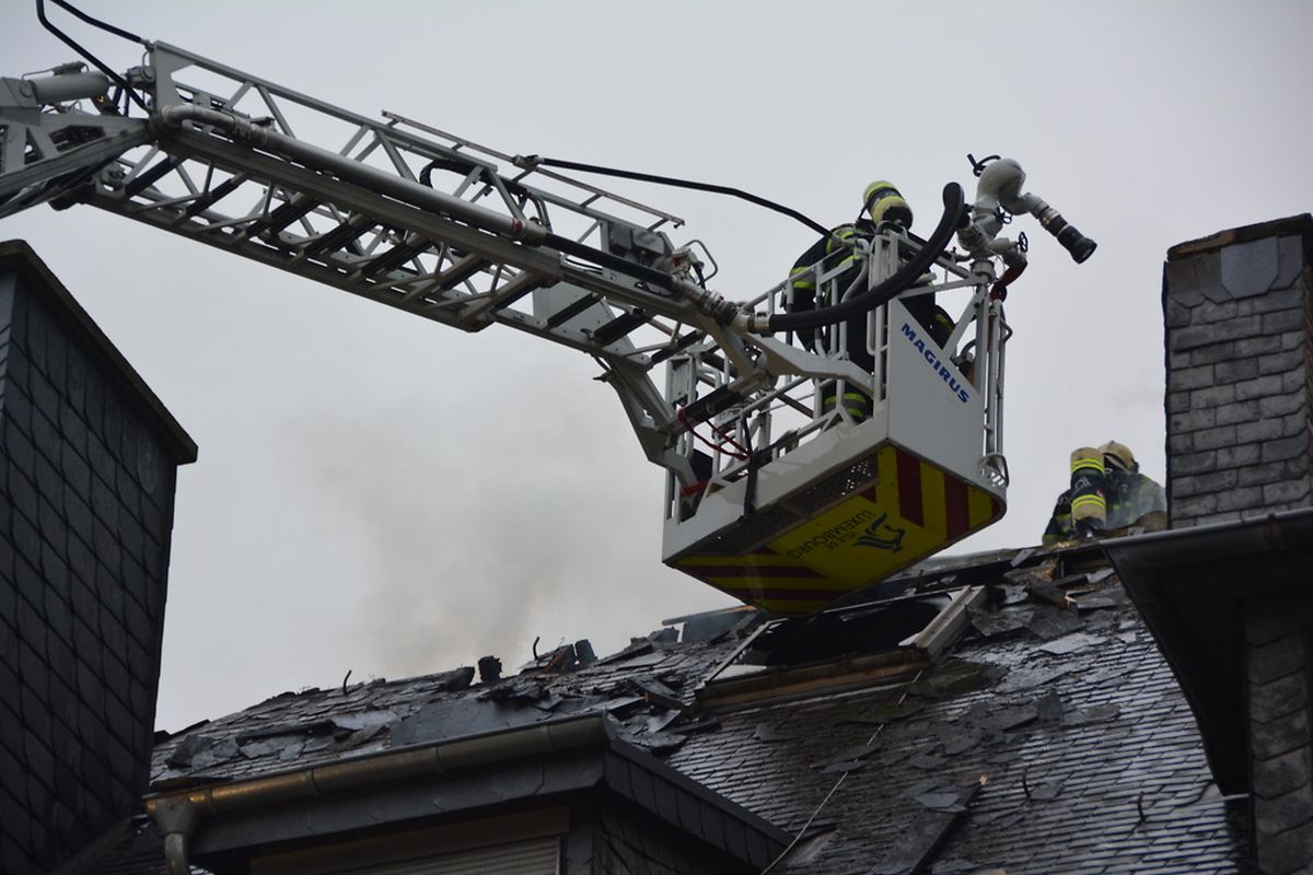  Die Feuerwehr war mit einer Drehleiter im Einsatz, um den Brand zu löschen.