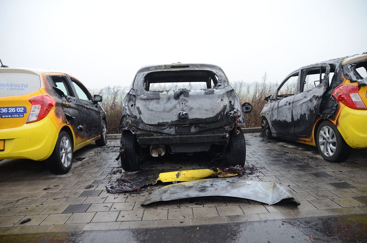 Zwei Autos brannten vollständig aus, zwei weitere wurden schwer beschädigt und sind als Totalschaden anzusehen.