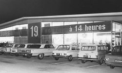  Le premier supermarché Cactus ouvre ses portes le jeudi 19 octobre 1967 à Bereldange. Les frères Paul et Alfred Leesch en sont à l'initiative. Cinquante ans plus tard, un jeudi aussi, leur fils et neveu Max Leesch leur rendra hommage.