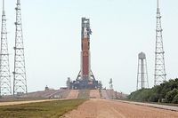 Die Nasa hatte im Raumfahrtzentrum Cape Canaveral erstmals ihr Raketensystem für die «Artemis»-Expedition zum Mond in Richtung Startplatz gerollt.
