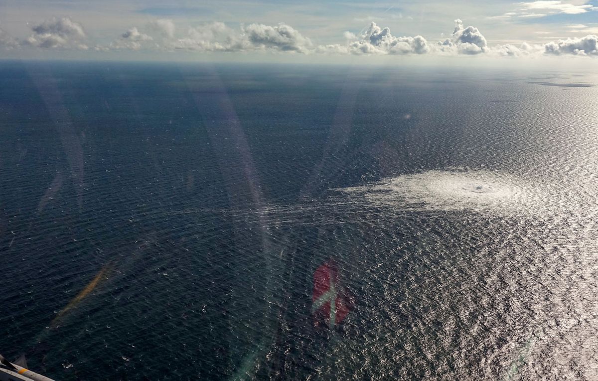 Dieses am 27. September 2022 vom dänischen Verteidigungskommando veröffentlichte Bild zeigt das Gasleck an der Nord Stream 2-Gaspipeline vor der dänischen Ostseeinsel Bornholm.