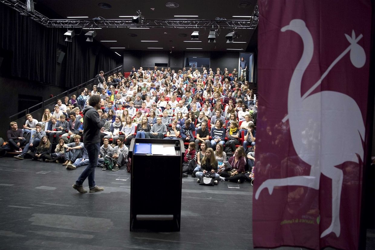 Paul Galles, Verantwortlicher der "Young Caritas", bringt den Jugendlichen die Flüchtlingsthematik aus der Sicht der Asylsuchenden näher.