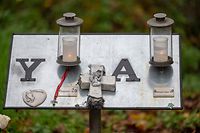 29.11.2022, Rheinland-Pfalz, Kusel: Eine Gedenktafel steht an der Gedenkstätte neben der K 22 auf einem Parkplatz in der Nähe des Tatorts bei Kusel, wo Ende Januar 2022 zwei Polizisten im Dienst getötet wurden. Vor dem Landgericht Kaiserslautern soll am 30. November das Urteil im Mordprozess  um die beiden getöteten Polizisten verkündet werden. Foto: Harald Tittel/dpa +++ dpa-Bildfunk +++