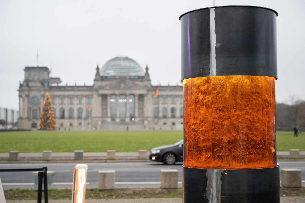 Eine Säule, in die Asche von Auschwitzopfern eingegossen worden sein soll, steht vor dem Reichstag. Das Objekt ist Teil eines Kunstwerkes der Künstlergruppe Zentrum für Politische Schönheit.