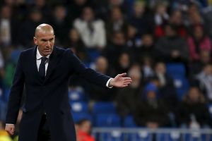 Football Soccer - Real Madrid v Sevilla- Spanish Liga BBVA - Santiago Bernabeu stadium, Madrid, Spain - 20/03/16 Real Madrid's coach Zinedine Zidane reacts during match. REUTERS/Sergio Perez