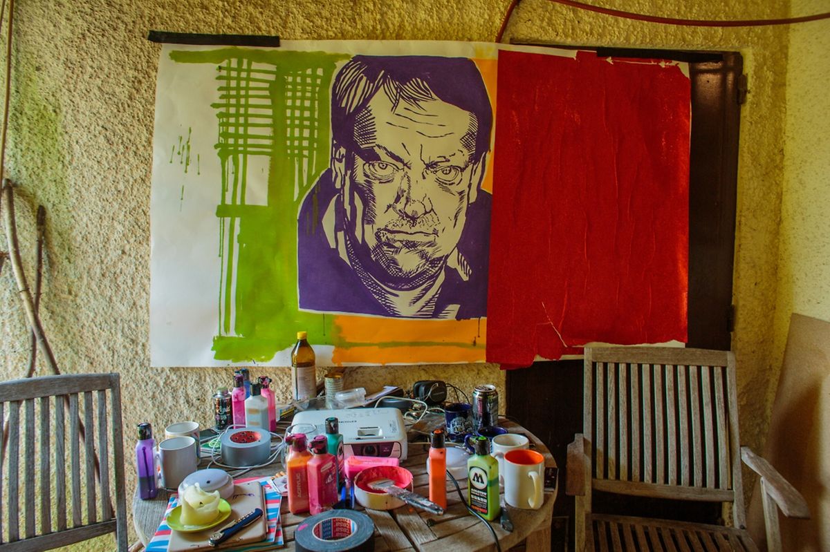 Das Porträt von Filmregisseur Paul Cruchten wartet darauf, an die Mauern der Hauptstadt angebracht zu werden.