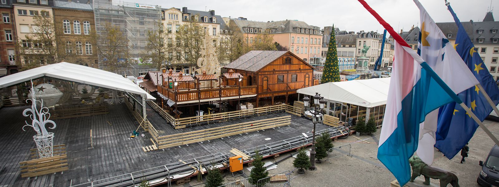 In neun Tagen öffnet die 800 Quadratmeter große Eispiste auf der Place Guillaume II.