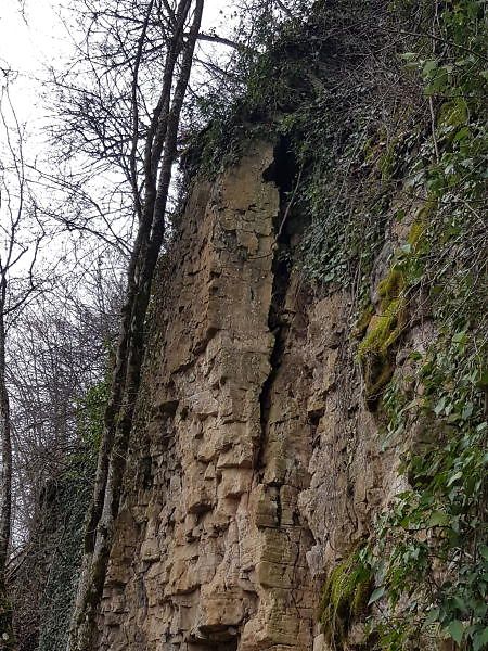 En 2017, le rocher s'est ouvert entre Grevenmacher et Machtum. La femme du rocher n'a toutefois pas été vue.