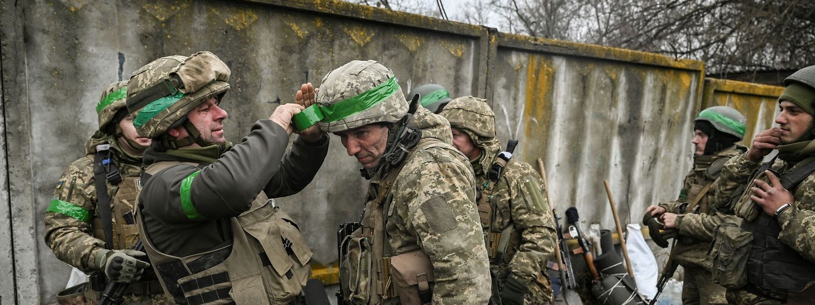 Ukrainische Soldaten bereiten sich auf einen Einsatz vor.