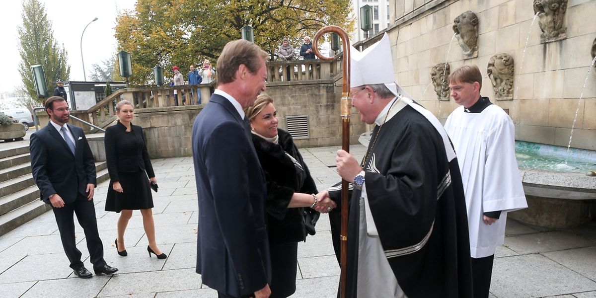 Erzbischof Jean-Claude Hollerich bei der Begrüßung des großherzoglichen Paares.