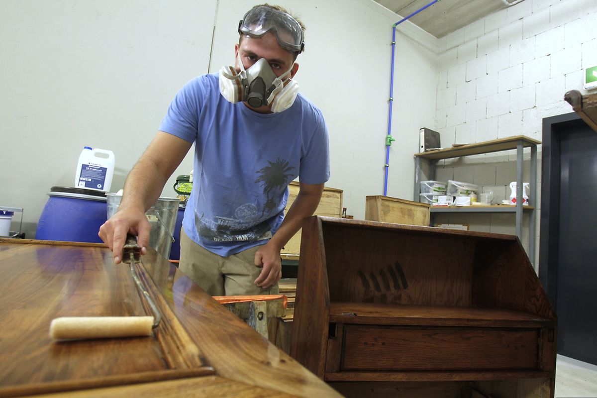 In der Schreinerei werden Möbel hergestellt und repariert.