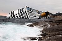 ARCHIV - 16.01.2012, Italien, Giglio: Das gekenterte Kreuzfahrtschiff «Costa Concordia».  Am 13. Januar 2012 hatte das Schiff einen Felsen vor der italienischen Insel Giglio gerammt. An Bord waren mehr als 4200 Passagiere und Besatzungsmitglieder. 32 Menschen starben - unter ihnen 12 Deutsche. Foto: Massimo Percossi/ANSA/epa/dpa +++ dpa-Bildfunk +++
