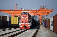 Foto yang diambil pada 16 Januari 2023 ini menunjukkan sebuah kereta tiba di pelabuhan pedalaman di Nanchang, Provinsi Jiangxi, China tengah.  (Gambar melalui AFP) / China Out
