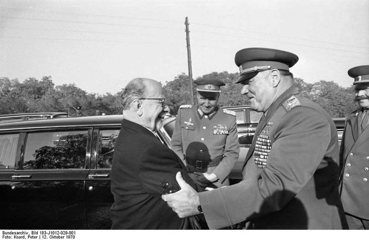 Manöverbesuch im Oktober 1970 von Walter Ulbricht, Staatsratsvorsitzender der DDR, hier im Gespräch mit Iwan Ignatjewitsch Jakubowski, dem Oberkommandierenden der Vereinten Streitkräfte des Warschauer Vertrages.