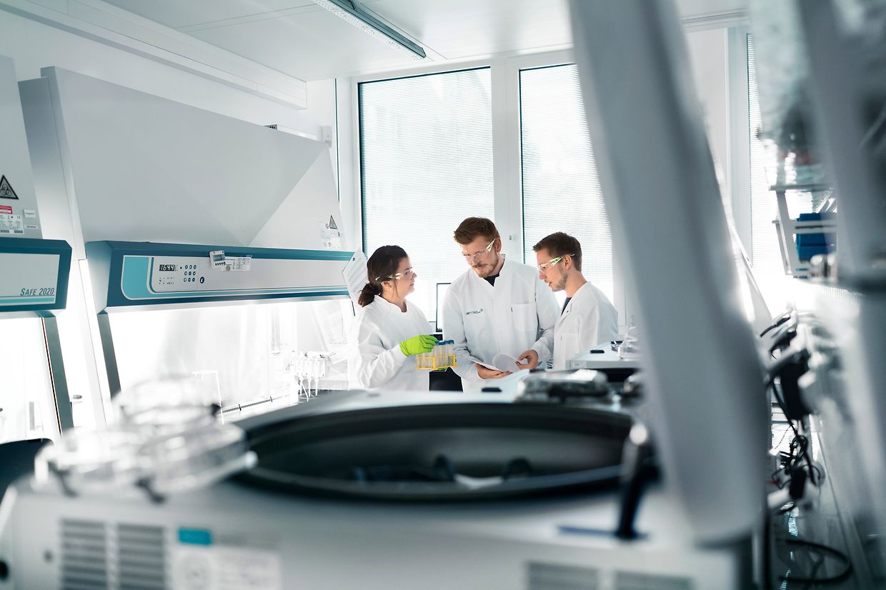 Özlem Türeci disse recentemnte que o seu amor pela sua profissão é tal que o dia do seu casamento foi passado a trabalhar no laboratório. 