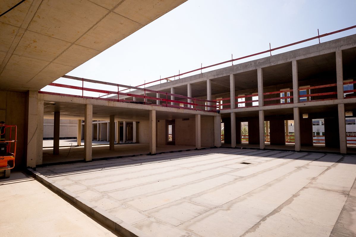  Der Eingangshof, in dem sich unter anderem der Haupteingang und der Zugang zur Schule befinden werden, ist bereits deutlich zu erkennen.