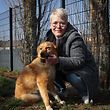 Jennifer Pauwels mit einem Hund aus Rumänien im Tierheim Schifflingen.