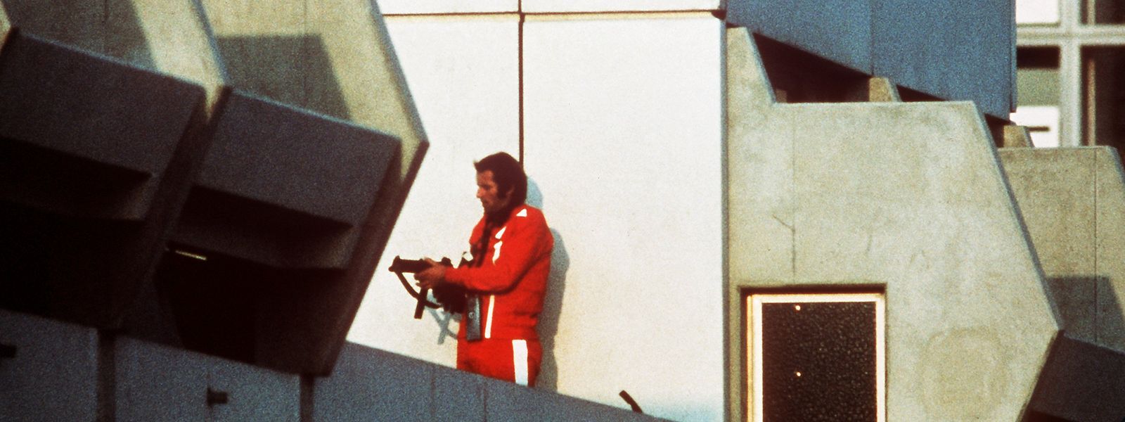 Le 5 septembre 1972, au village olympique de Munich, un officier de police armé et en survêtement sécurise le bloc dans lequel les terroristes retiennent les otages israéliens.