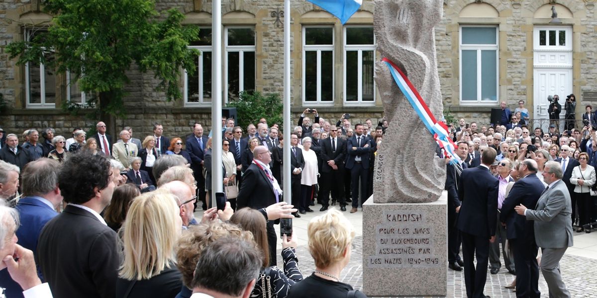 Am Boulevard Roosevelt, dort, wo  einst die erste Synagoge des Landes stand, wurde am Sonntag im Beisein des großherzoglichen Paares das Denkmal für die Opfer der Schoah eingeweiht. 
